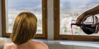 Şarap banyosu şimdi Museum Hotel farkıyla Kapadokya’da Şarap Banyosu