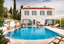 Yerli turist Alaçatı’nın yüzünü güldürecek