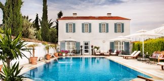 Yerli turist Alaçatı’nın yüzünü güldürecek