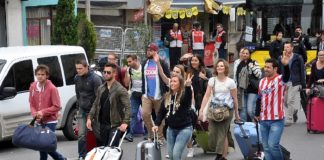 Turistlerin Taksim’e girişi polis kontrolünde gerçekleşiyor