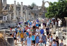 Kültür Turizminde Rekor: 9 Günlük Bayram Tatilinde Müzeler 1 Milyon Ziyaretçiyi Ağırladı Gruplar Efes'i Ziyaret Etmiyor: Giriş Ücretlerindeki Artış Turistleri Etkiliyor