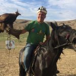 Cem Polatoğlu, Kırgızistan’da önce ata bindi sonra yemekte ‘Biş parmaq’ yedi!