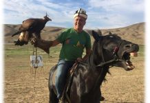 Cem Polatoğlu, Kırgızistan’da önce ata bindi sonra yemekte ‘Biş parmaq’ yedi!