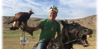 Cem Polatoğlu, Kırgızistan’da önce ata bindi sonra yemekte ‘Biş parmaq’ yedi!