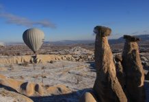 Kapadokya turizmine “yerli turist” dopingi Göreme, Nevşehir ili Merkez ilçesine bağlı bir beldedir. En önemli geçim kaynağı turizmdir. Göreme kasabasının eski isimleri Matiana, Korama, Maccan ve Avcılar'dır. Göreme ile ilgili 6. yüzyıla ait bir belgede ilk olarak "Korama" adına rastlanıldığından dolayı en eski adının bu olduğu düşünülmektedir.