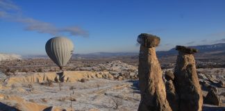 Kapadokya turizmine “yerli turist” dopingi Göreme, Nevşehir ili Merkez ilçesine bağlı bir beldedir. En önemli geçim kaynağı turizmdir. Göreme kasabasının eski isimleri Matiana, Korama, Maccan ve Avcılar'dır. Göreme ile ilgili 6. yüzyıla ait bir belgede ilk olarak "Korama" adına rastlanıldığından dolayı en eski adının bu olduğu düşünülmektedir.