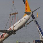 Pistten çıkan uçak vinç yardımıyla kurtarıldı