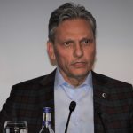 Yeni Başkan mazbatasını alıyor