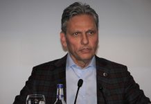 Yeni Başkan mazbatasını alıyor