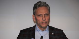 Yeni Başkan mazbatasını alıyor