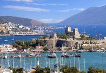 Taksiciler ‘Uberci’ diye seyahat acentasının aracına saldırdı!