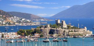 Taksiciler ‘Uberci’ diye seyahat acentasının aracına saldırdı!