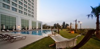 İstanbul’un en iyi açık yüzme havuzlu 10 oteli İstanbul'un en iyi açık yüzme havuzlu 10 oteli