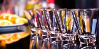 Alkollü içkilerdeki vergi yükü turizmciyi endişelendiriyor Uçuş Öncesi Alkol Tüketimi Tehlikeli: Uzmanlar Havaalanında İçki İçmeye Karşı Uyarıyor