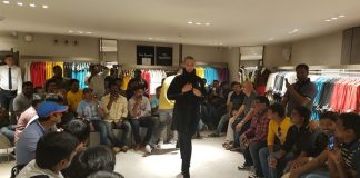 Hintli turistlere özel defile