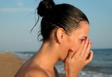 Tatilde gözleri tehdit eden 6 alışkanlık!