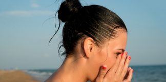 Tatilde gözleri tehdit eden 6 alışkanlık!