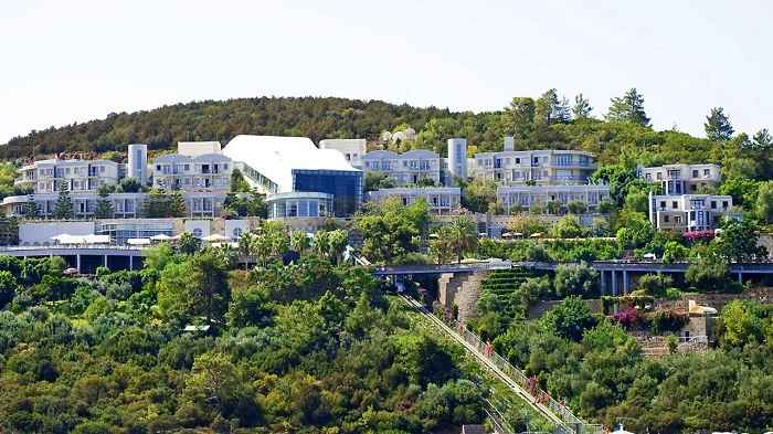 Bodrum Kervansaray Otel, Asya Gaz’ın sahibi ve iş adamı Şaban Kayıkçı tarafından alındı. Kayıkçı otelin adını Duja olarak değiştirdi.