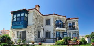 Alaçatı Sultan Konak misafirlerini masalsı bir tatile çağırıyor