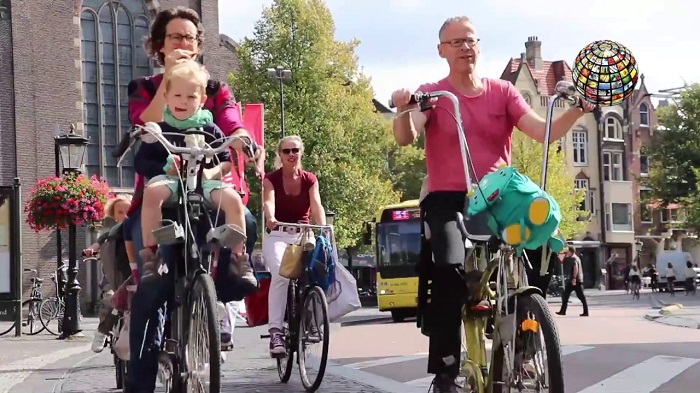 Hollanda ulaşımda bisikleti tercih ediyor