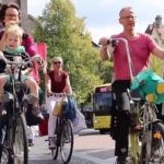 Amsterdam’da Turist İsyanı: Halk Belediyeye Dava Açtı Hollanda ulaşımda bisikleti tercih ediyor