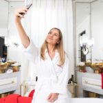 Yepyeni bir selfie çılgınlığı; Otelde #BanyoSelfiesi