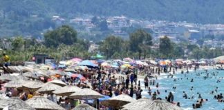 Kuşadası bayramda doldu, yer bulamayan çadır kurdu Bayramda Kuşadasına akın oldu.