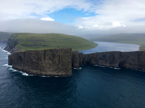 Traelanipan ve Sorvagsvatn gölü-Faroe Adaları