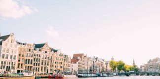 Yolcu gemilerinin şehrin merkezine demirlemesini yasakladı Yolcu gemilerinin şehrin merkezine demirlemesini yasakladı