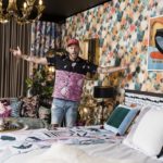 Y-kuşağı için oda stili ücretsiz hizmetlerden daha önemli So Extra So Chic kelimenin tam anlamıyla ortadan ikiye bölünmüş ve yarısı süper maksimalist ve yarısı süper minimalist bir oda.