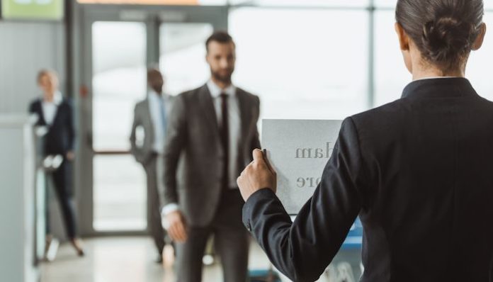 31 Aralık 2019’dan itibaren, İstanbul havalimanı içerisinde pankartla yolcu karşılamak yasaklandı.