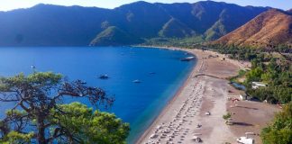 Adrasan’da Yol ve Sahil Bandına Park Yasağı Getirildi