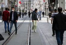 İstiklal Caddesi yeniden yaya trafiğine açıldı İstiklal Caddesi yeniden yaya trafiğine açıldı