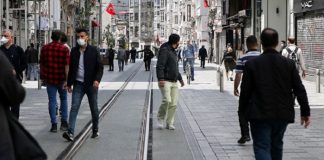 Pandemiye rağmen İstanbul’a turist gelmeye devam ediyor İstiklal Caddesi yeniden yaya trafiğine açıldı