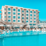 Bir otel daha kapatma kararı aldı