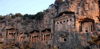 Kral kaya mezarları Turizm Bakanı’ndan destek bekliyor!