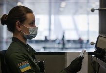 Ülkeye giriş kurallarını sıkılaştırıyor, yabancılardan ek test isteyecek