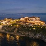 Yassıada’ya inşa edilen 125 odalı otel kapılarını açtı Yassıada'nın işletmesi Albayrak Grubu'na verildi