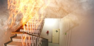 Karantinada kaldığı otel odasını ateşe verdi