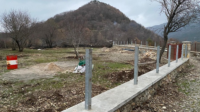 Turizm Bakanı Ersoy’un köyünde sit alanına duvar ördüler