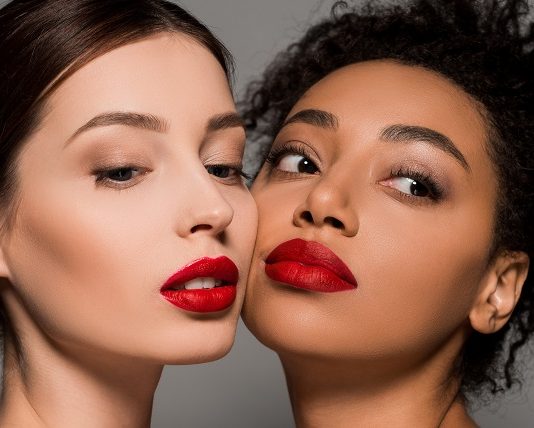 Ters köşe görünümleriyle 2022 makyaj trendleri 2022 makyaj trendleri