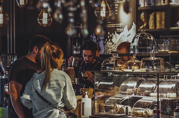 Bir kahve dükkanının ötesinde olan No:29 Dükkan