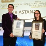 Air Astana APEX ödülü aldı Dr. Joe Leader, APEX ve IFSA (Uluslararası Uçuş Hizmetleri Birliği) CEO'su ve Aida Khachatryan, IFE (Uçak içi Eğlence) Süpervizörü, Air Astana.