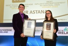 Air Astana APEX ödülü aldı Dr. Joe Leader, APEX ve IFSA (Uluslararası Uçuş Hizmetleri Birliği) CEO'su ve Aida Khachatryan, IFE (Uçak içi Eğlence) Süpervizörü, Air Astana.