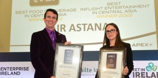 Air Astana APEX ödülü aldı Dr. Joe Leader, APEX ve IFSA (Uluslararası Uçuş Hizmetleri Birliği) CEO'su ve Aida Khachatryan, IFE (Uçak içi Eğlence) Süpervizörü, Air Astana.