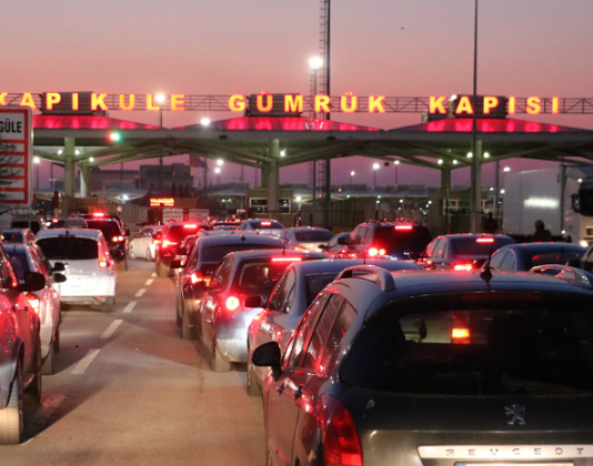 Yunanistan Yolcularına Uyarı: Sınır Kapılarında Saatler Süren Beklemeler Yabancı Plakalı Araçlar ile Türkiye'ye Gelecekler İçin Duyuru