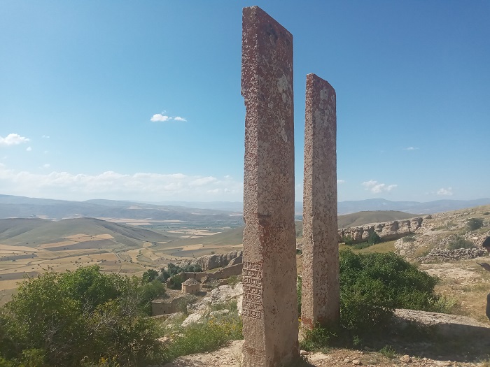 haçkarların önüne geldiğinizde hem ana kilise hem şapel direk görüş alanınızın içine giriyor