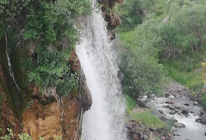 Konarlı Şelalesi, 30 metre yükseklikten Konarlı deresine dökülüyor