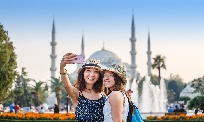 İstanbul'daki İkonik Yapılar Ziyaretçi Akınına Uğruyor