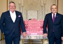 Çırağan Sarayı ve MEMEDER meme kanseri farkındalığı için bir arada